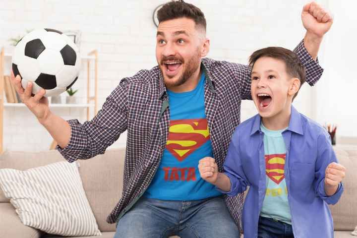 Tata i syn z koszulkami z Supermanem